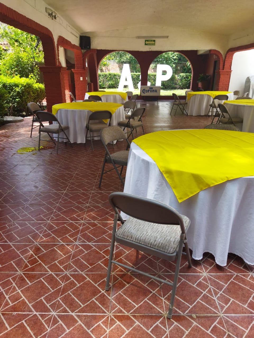 Área techada con mesas y sillas